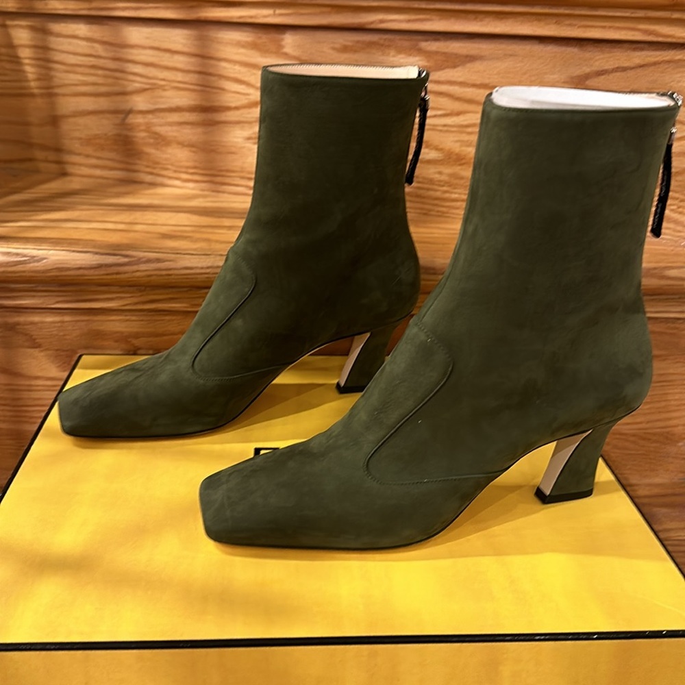 Fendi FFreeform forest green suede low heeled boots size 38.